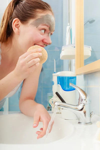 Mujer quitando máscara facial — Foto de Stock