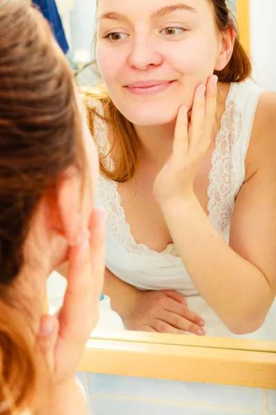 Chica en cuarto de baño mirando en espejo . — Foto de Stock