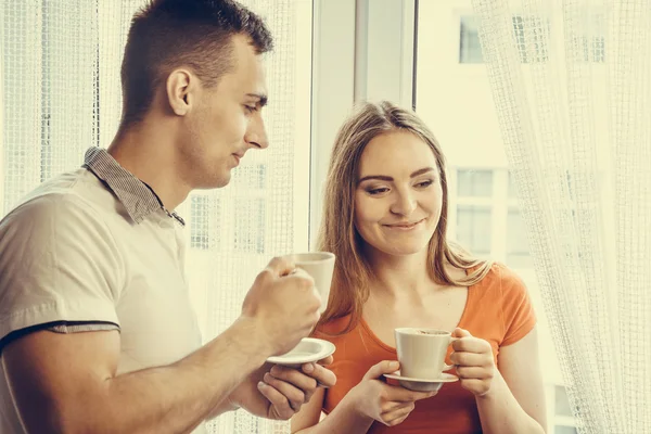 Mann und Frau halten Tassen in der Hand — Stockfoto