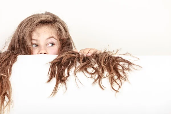 Kleines Mädchen mit leerem Banner. — Stockfoto