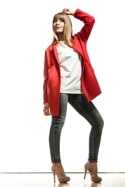 Teljes hosszúságú divat nő piros kabátban. — Stock Fotó