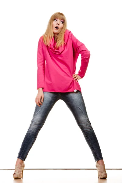 Blond modieuze vrouw in roze blouse — Stockfoto