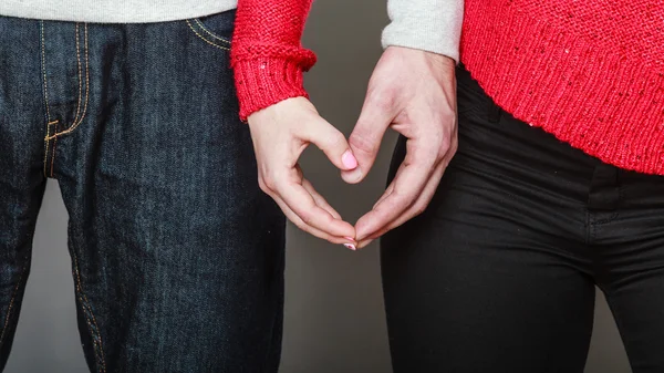 Unga par gör hjärtformen med händerna — Stockfoto