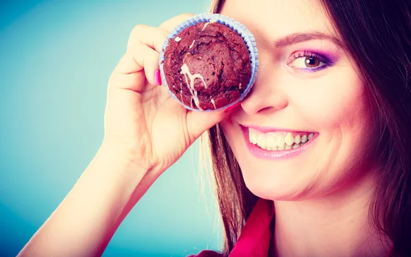 Donna che tiene delizioso dolce cupcake . — Foto Stock