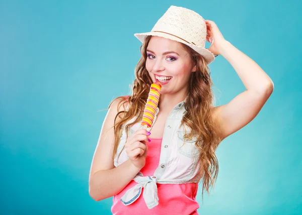 Yaz şapkalı kadın dondurma yiyor. — Stok fotoğraf