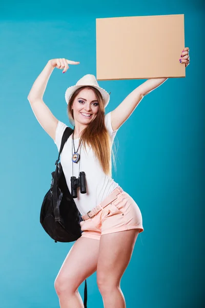 Autoestop turístico femenino — Foto de Stock