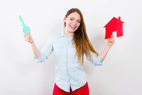 Kvinna och papper hus. Bostäder fastigheter koncept — Stockfoto