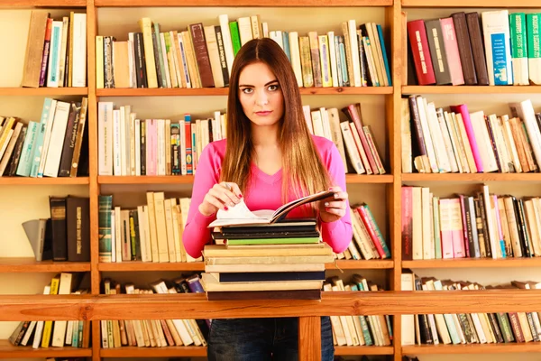 Studente ragazza nella biblioteca del college — Foto Stock