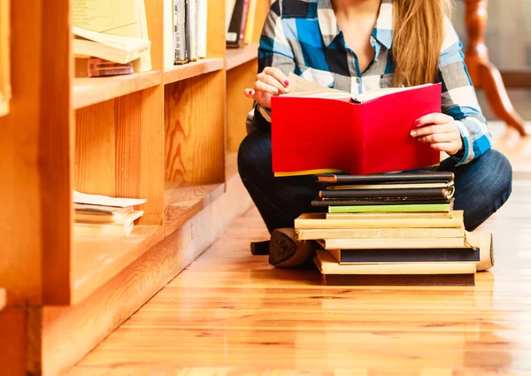 Mulher estudante na biblioteca da faculdade — Fotografia de Stock