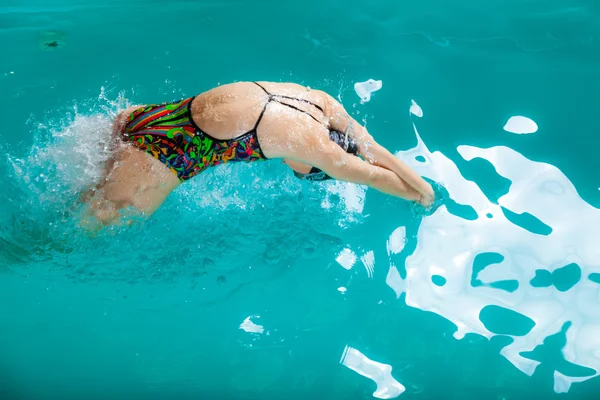 Woman swimmer jumping. — Stock Photo, Image