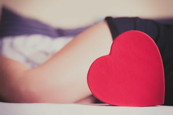 Closeup of heart shape box and woman legs. — Φωτογραφία Αρχείου