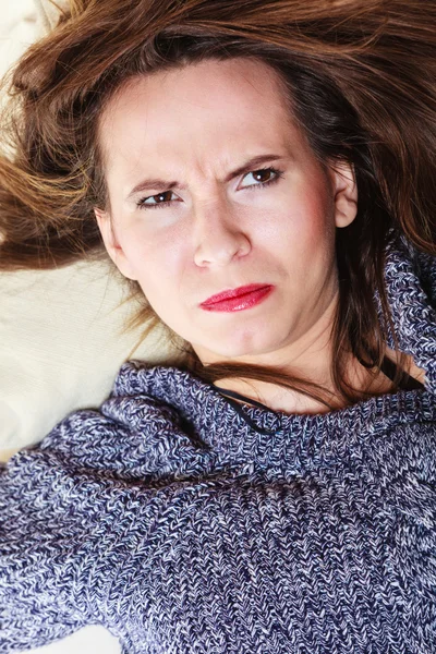 Frau leidet unter Kopfschmerzen — Stockfoto