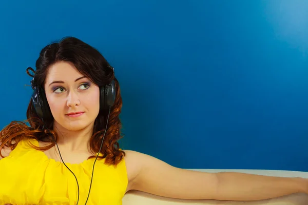 Girl in big headphones listening music mp3 relaxing — Stock Photo, Image