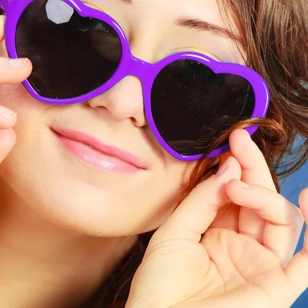 Fille en violet lunettes de soleil portrait — Photo