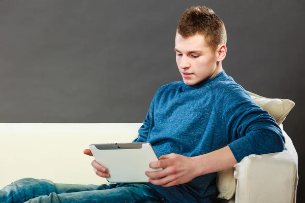 Man with  tablet relaxing — Stock Photo, Image
