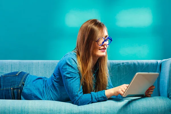 Estudiante con tableta relajante —  Fotos de Stock