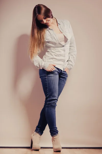 Женщина в джинсовых штанах позирует — стоковое фото