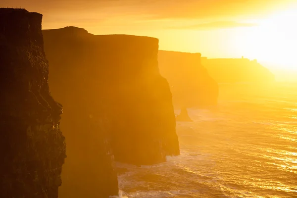 Kliffen van Moher bij zonsondergang in Co. Clare Ireland Europe. — Stockfoto