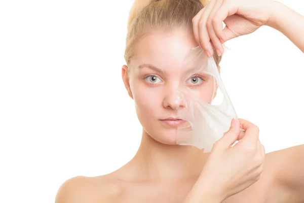 Menina remoção facial casca fora máscara — Fotografia de Stock