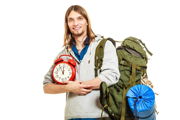 Περίοδος ταξιδιού. Ο άνθρωπος backpacker κρατώντας ρολόι. — Φωτογραφία Αρχείου