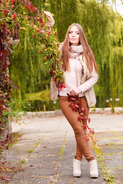 Kobieta moda dziewczyny relaksujące spacery w parku jesienny — Zdjęcie stockowe