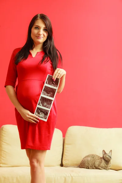 Pancia della donna incinta e scansione — Foto Stock