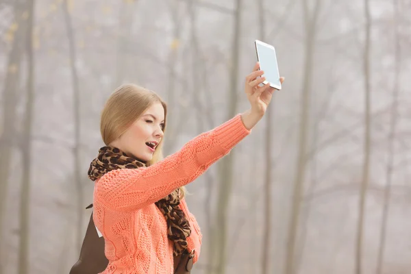 Kobieta szczęśliwa moda w parku przy selfie Zdjęcie. — Zdjęcie stockowe