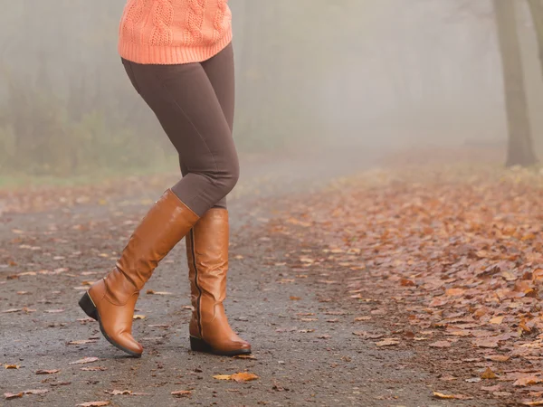 Primer plano de las piernas de mujer en botas marrones. Moda de otoño —  Fotos de Stock