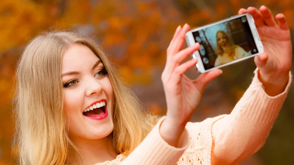 Ragazza prendendo foto di sé con il telefono all'aperto — Foto Stock