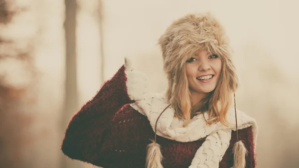 Pretty fashion woman in fur winter hat. — Stock Photo, Image