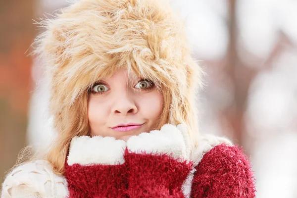 Retrato de mujer de moda bonita en sombrero de invierno de piel — Foto de Stock