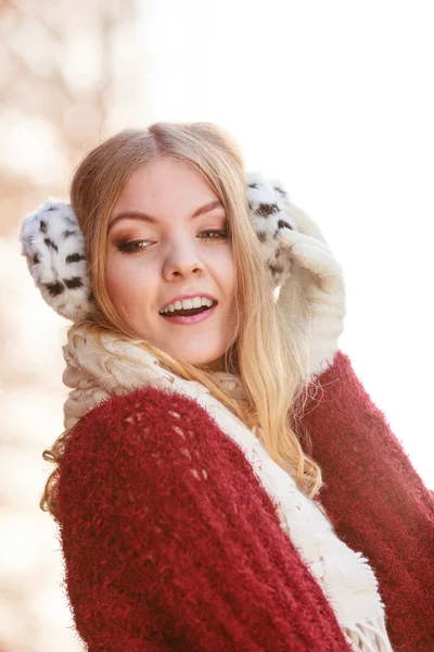 Retrato de mulher bonita lindo em auriculares . — Fotografia de Stock