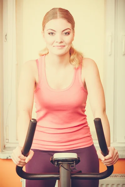 Mulher trabalhando em bicicleta de exercício. Aptidão . — Fotografia de Stock