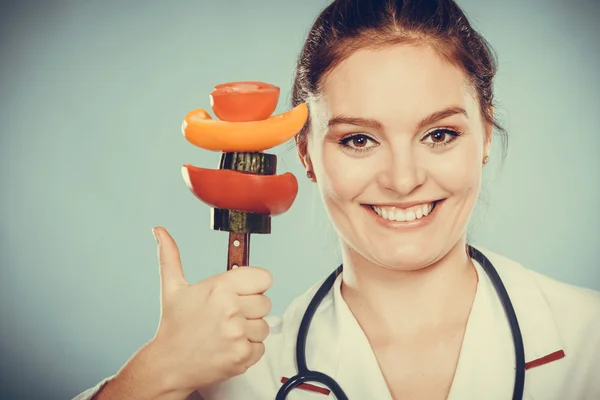 Dietist med grönsaker. Hälsosam kost kost. — Stockfoto