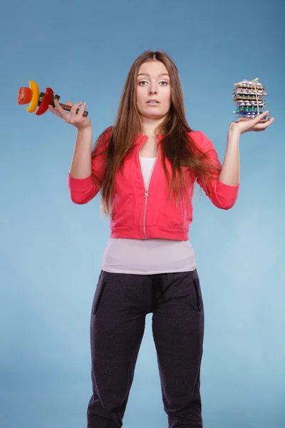 Mujer con dieta pérdida de peso píldoras y verduras . — Foto de Stock