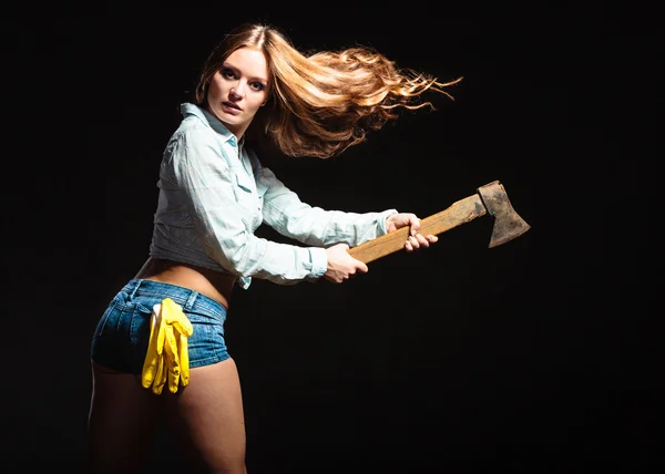 Sexy mujer fuerte feminista con hacha de trabajo . —  Fotos de Stock