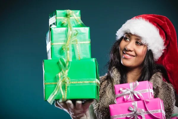 Chica mixta raza santa claus sombrero con cajas de regalo — Foto de Stock
