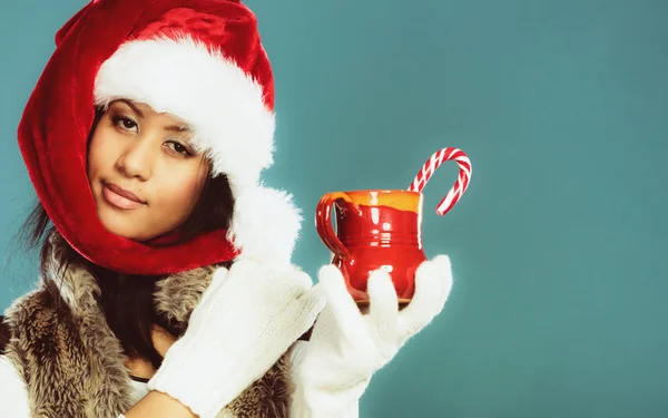 Zima dziewczyna Santa pomocnik kapelusz posiada czerwony kubek — Zdjęcie stockowe