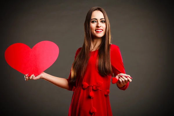 De dag van Valentijnskaarten vrouw bedrijf hart. — Stockfoto