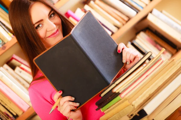 Meisjesstudent in universiteitsbibliotheek — Stockfoto