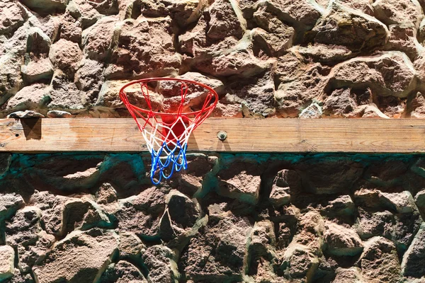 Cestino da basket su sfondo muro di pietra — Foto Stock