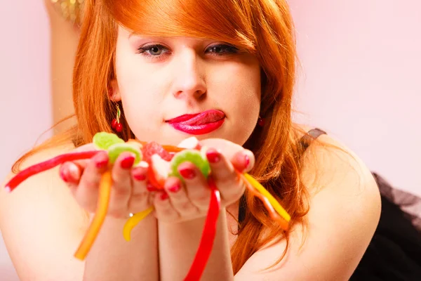 Dulces de gelatina multicolor en manos de mujer . — Foto de Stock