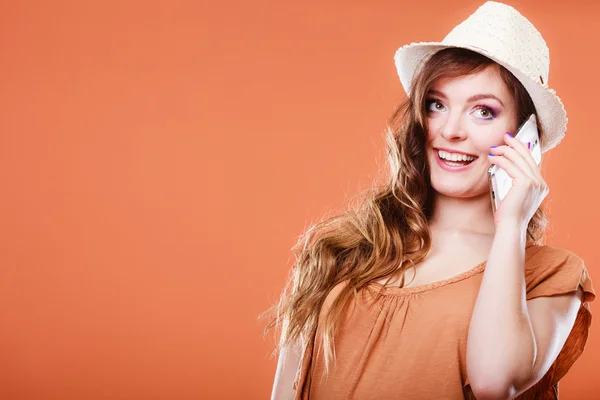 Woman talking on mobile phone — Stock Photo, Image