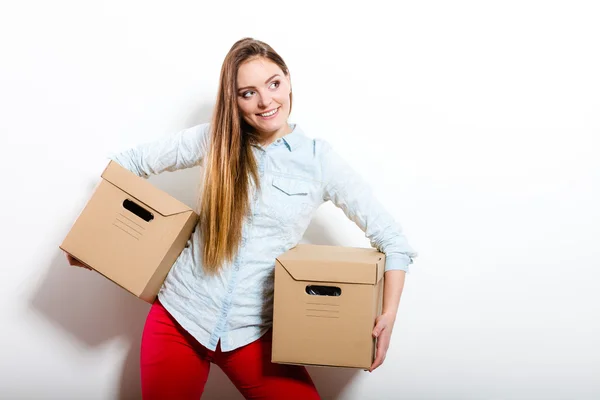 Žena, která nosí kartony krabice. — Stock fotografie