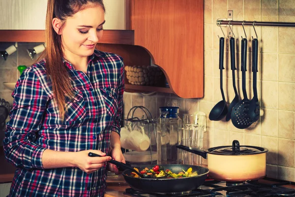 Mujer cocinando verduras congeladas . —  Fotos de Stock