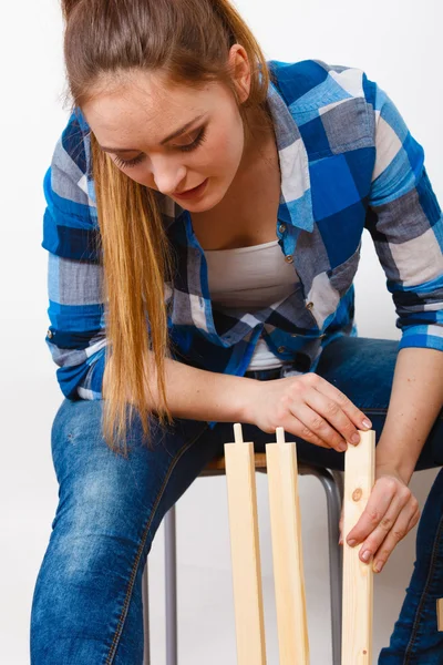 Γυναίκα συναρμολόγηση ξύλινων επίπλων. — Φωτογραφία Αρχείου