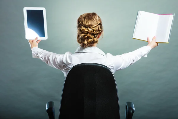 Frau mit traditionellem Buch und Tablet — Stockfoto