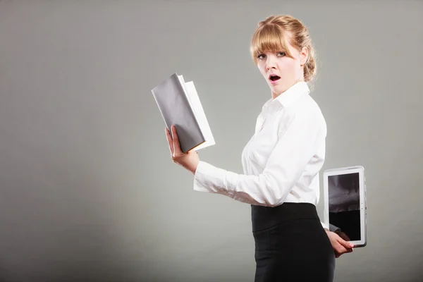 Mädchen mit digitalem Tablet-PC und Lehrbuch. — Stockfoto