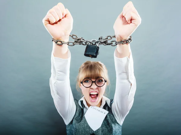 Mujer de negocios en gafas con las manos encadenadas —  Fotos de Stock