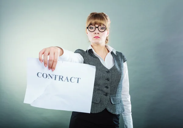Affärskvinna visar skrynkliga kontrakt — Stockfoto